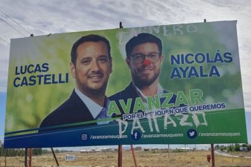 Escrachan afiches de políticos en la vía pública aumentando la temperatura a las campañas