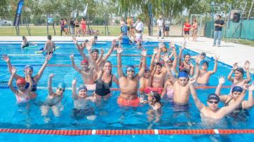 Intendenta al agua: una particular forma de inaugurar una pileta