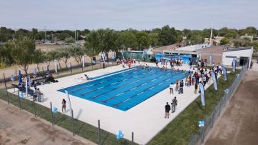 Intendenta al agua: una particular forma de inaugurar una pileta