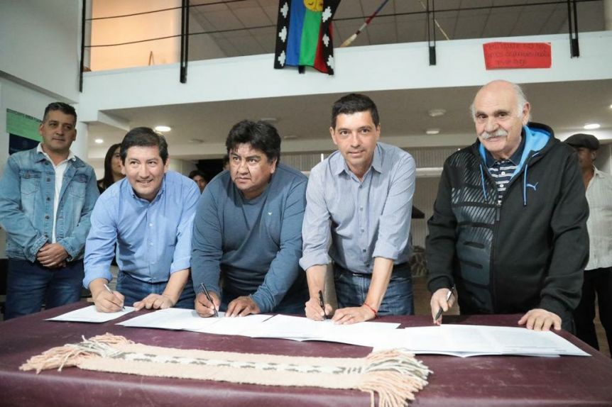 Koopmann firmó convenios con comunidades mapuche para la autoconstrucción de viviendas