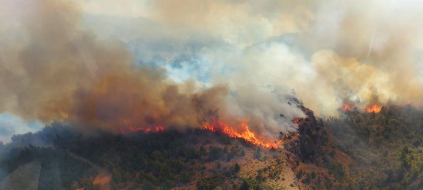 El incendio en el Parque Nacional Los Alerces está descontrolado y Provincia despliega un amplio operativo