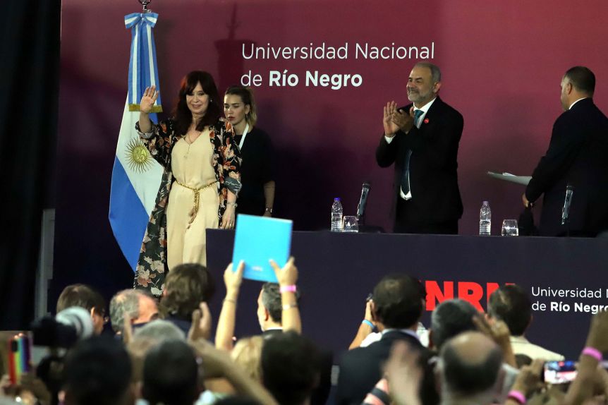 El enojo de la gobernadora Carreras y los motivos de su retiro anticipado del acto de CFK