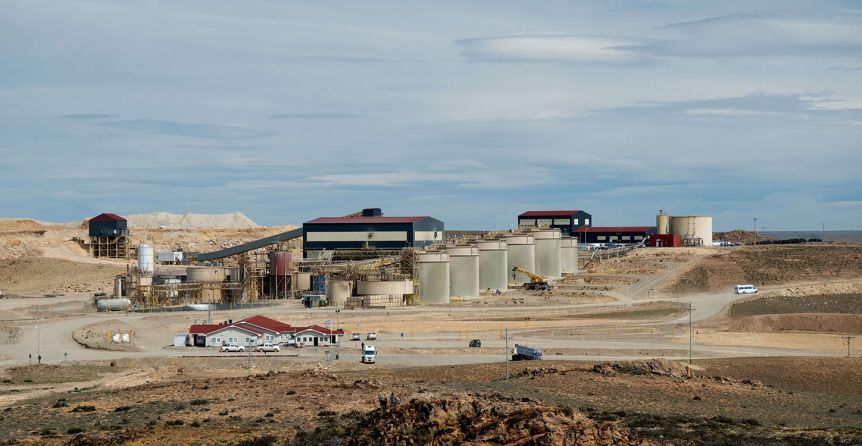 Tensión: mineros tomaron las oficinas de Tritón ante el cierre de la mina Manantial Espejo