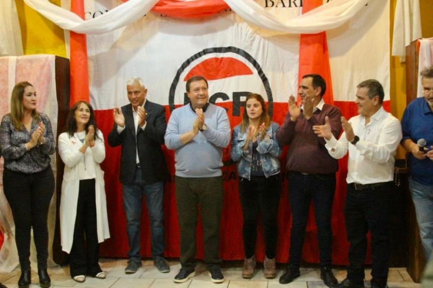 Flores entre radicales y Weretilneck en la presentación de campaña en Bariloche
