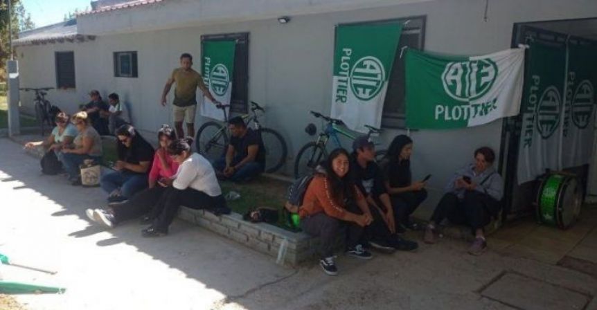 Conflicto en Plottier: ATE encerró nueve horas a los concejales y consiguió el bono municipal