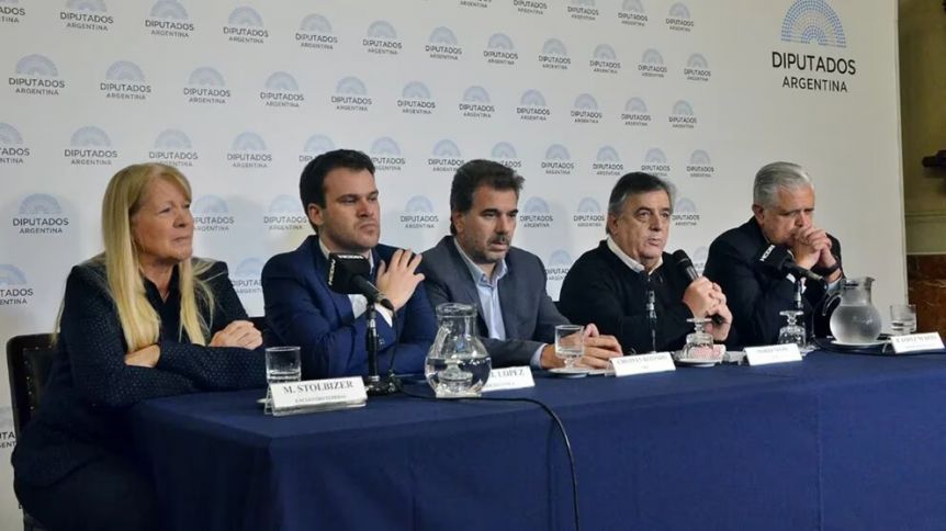 La oposición busca derogar los DNU que obligan a ANSES a canjear sus dólares