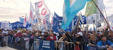 El MPN desplegó su mística en un cierre de campaña a puro baile en Neuquén Capital