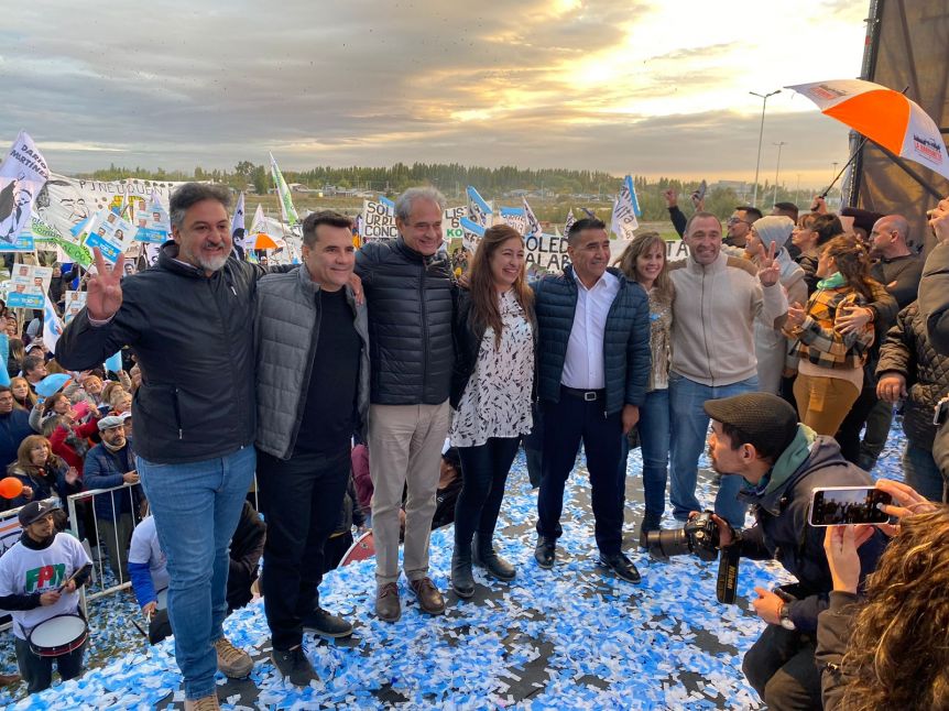 El Frente de Todos cerró la campaña en una plaza del oeste ante cientos de personas