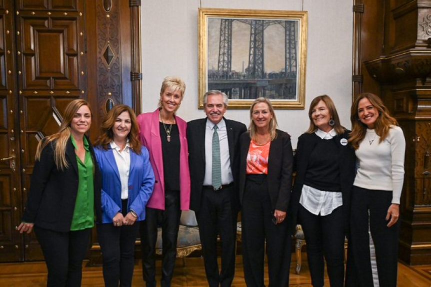 Mujeres del PJ se reunieron con el Presidente y pidieron la intervención del partido