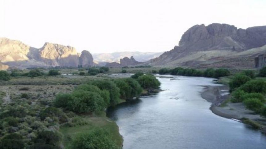 Sigue la polémica por el emir de Qatar que alambró un rio en la Patagonia