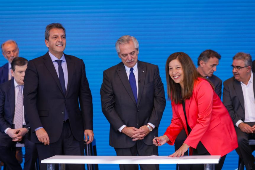 Junto con Massa y Alberto Fernández, Carreras firmó el convenio