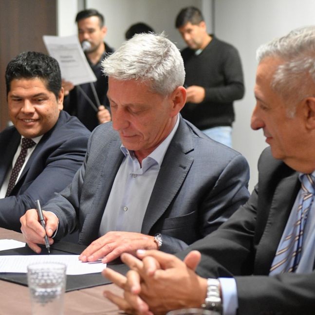 Arcioni firmó el adelantamiento salarial para los empleados estatales