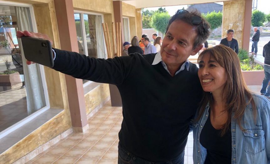 Costa se bajó de la carrera por la gobernación y ratificó la candidatura de Reyes