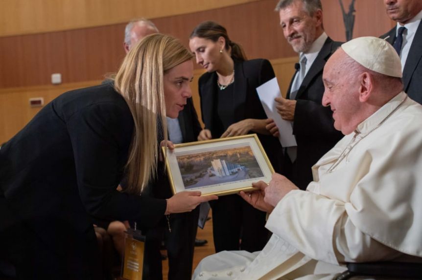 Con bendiciones para los vecinos de Roca, el Papa Francisco se reunió con María Emilia Soria