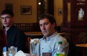 Con un foco electoral, Luque apoya a los jóvenes candidatos municipales