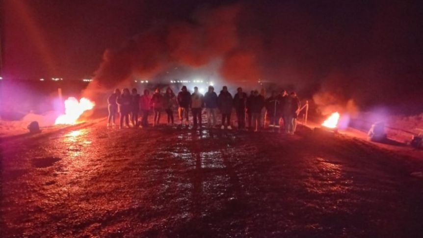 Sube la tensión en Añelo: vecinos bloquean los accesos a Vaca Muerta en reclamo de obras de gas