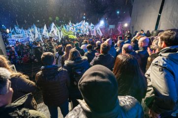 Con mística militante y referenciando a Néstor,  Grasso puso primera oficialmente