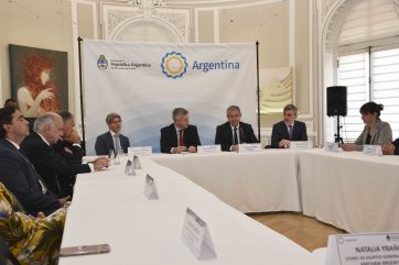 Con el traje de gobernador puesto, Figueroa debutó en el círculo rojo petrolero de EEUU