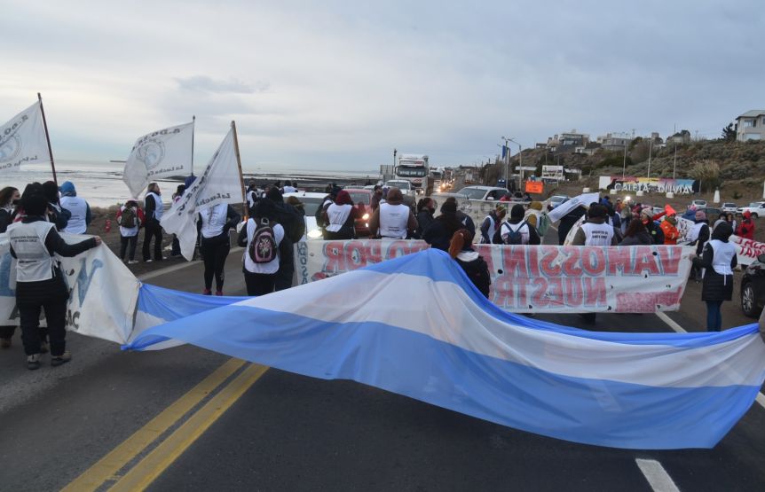El conflicto educativo no se detiene: ADOSAC cortó los accesos a Río Gallegos y Caleta Olivia