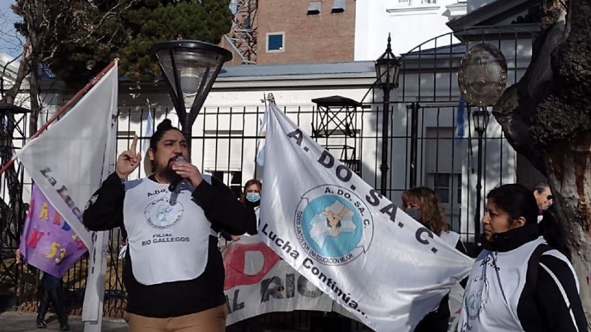 Crisis educativa: mientras que el Gobierno da por hecha la cautelar, ADOSAC ratificó el paro