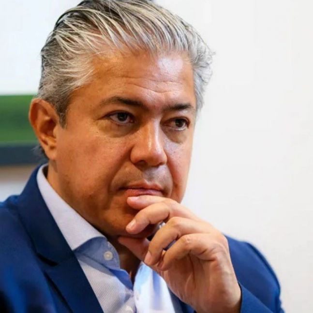 Con el traje de gobernador puesto, Figueroa pidió no judicializar el traspaso de las represas
