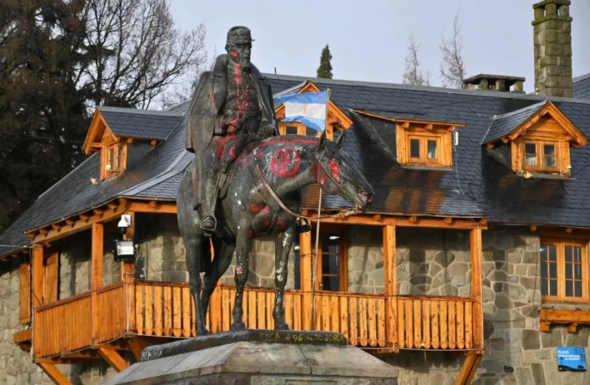 Polémica por la propuesta de Gennuso de trasladar la estatua de Roca del Centro Cívico de Bariloche