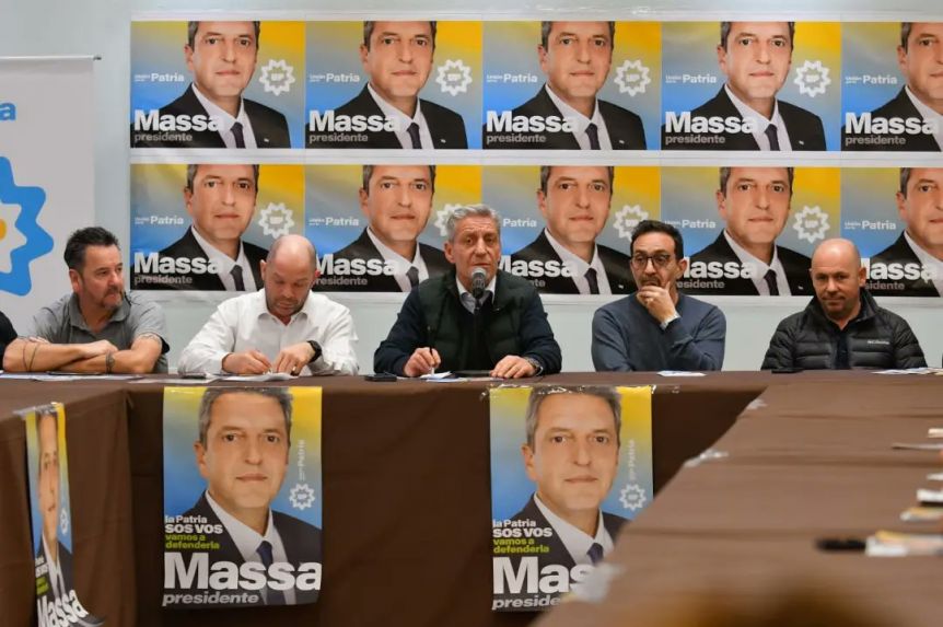 A 10 días de las PASO, Arcioni reunió intendentes y llamó a militar la lista de Massa