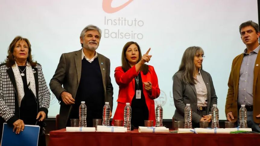 Daniel Filmus visitó Bariloche y firmó un convenio para impulsar la investigación en ciencia