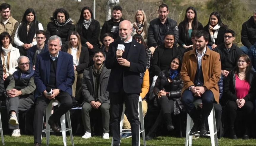 Con el traje de gobernador puesto, Torres escoltó el plan de desarrollo que presentó Larreta