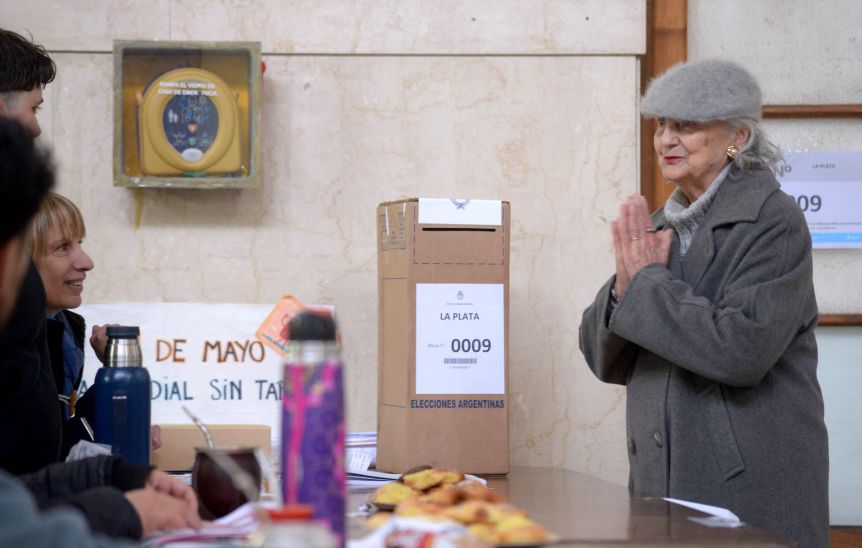 Los datos se hacen esperar y el escenario de tercios hace crujir a la política