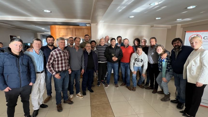 Con el traje de gobernador puesto, Vidal se reunió con empresarios y prometió incentivos