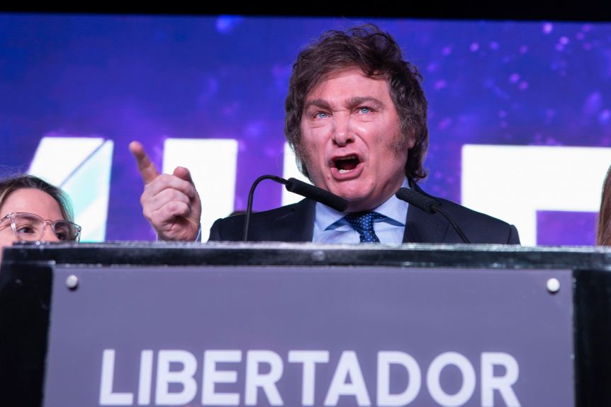 La ola libertaria nacional ralentiza el ritmo de la campaña y obliga a redefinir objetivos