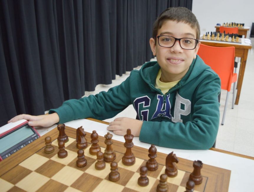 El increíble talento de Faustino, el niño de 9 años que marcó un récord internacional en ajedrez