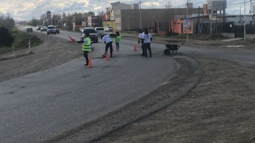 La campaña y la pala: un candidato a concejal bacheó una calle en Caleta Olivia