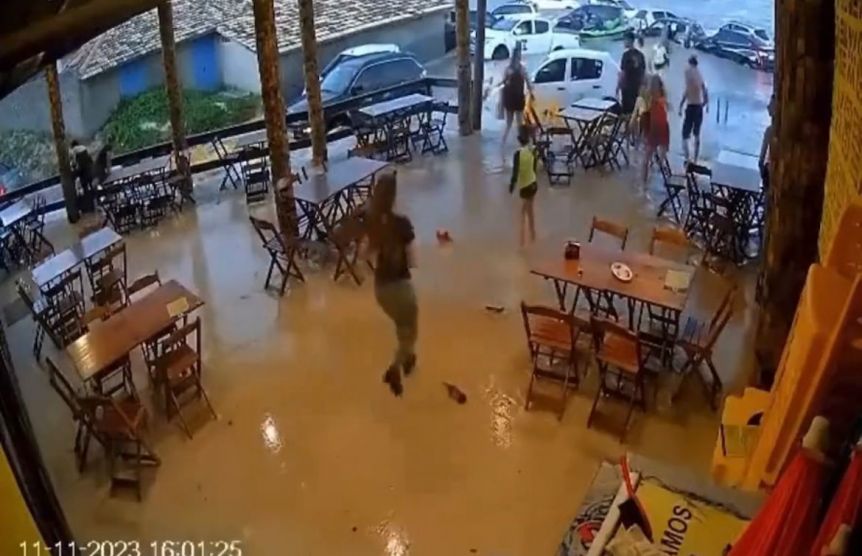 Una tremenda oleada arrastró autos hacia el mar en Brasil y causó pánico en adultos y niños