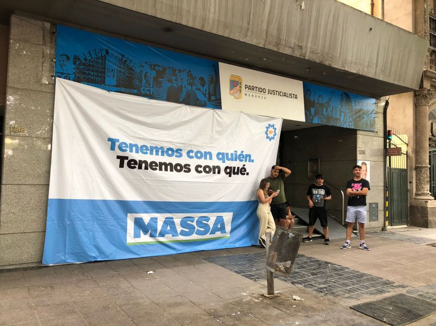 Búnkers: en uno bilardismo a rajatablas; prudencia extrema en el otro