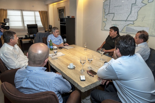 Das Neves recibe a operadoras petroleras