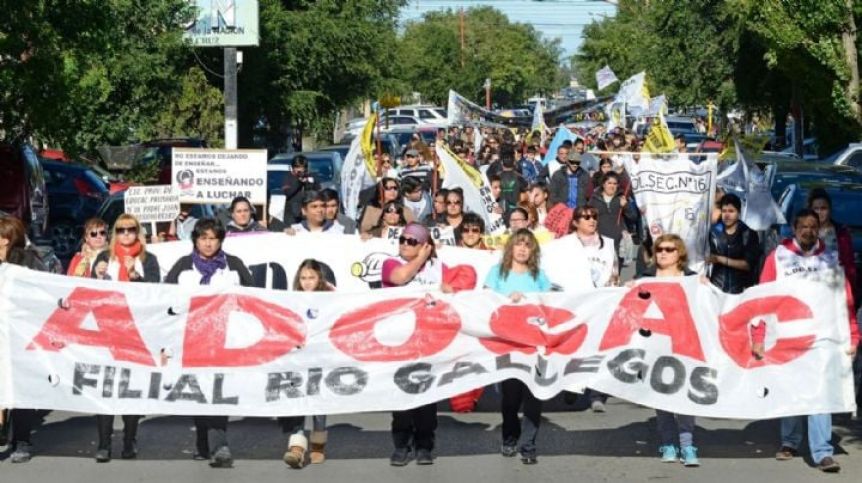 Sube la tensión por la crisis educativa: ADOSAC denunció despidos y el CPE lo desmintió