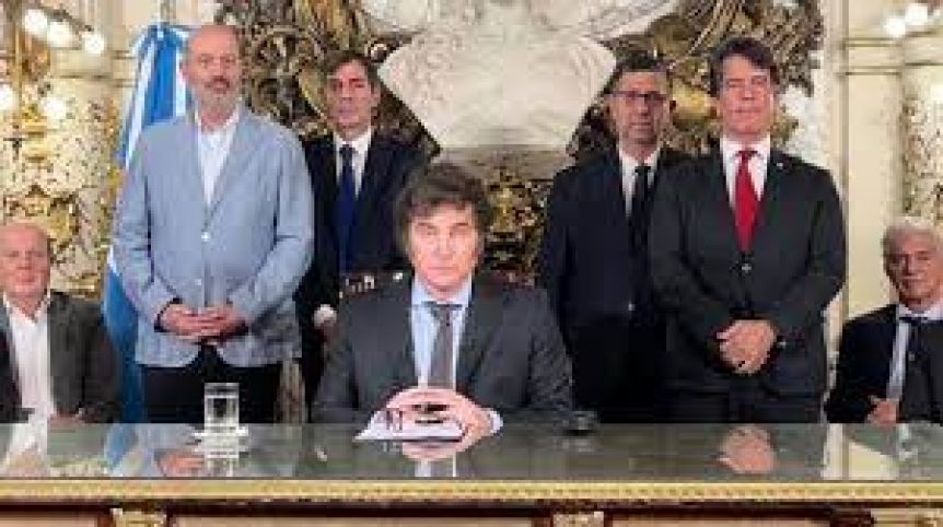 La Justicia admite el primer amparo colectivo contra el mega DNU