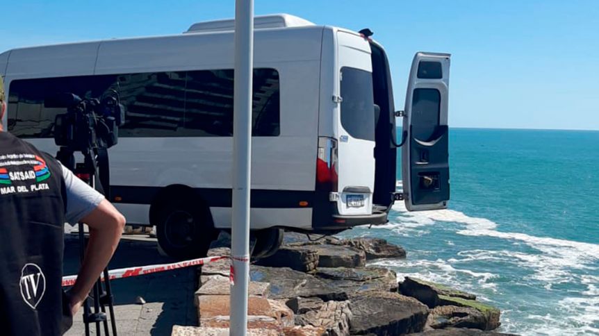 Una combi quedó al borde del precipicio por una falla en el freno de mano: los detalles