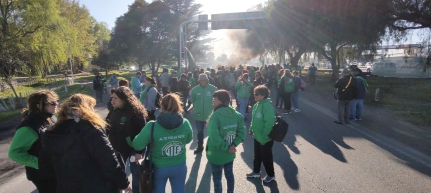 ATE le marca la cancha a Weretilneck y se moviliza en reclamo de mejoras salariales