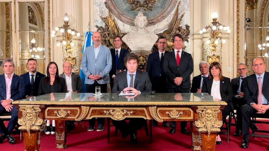 Primera crisis interna: la salida de Ferraro, los rumores de una lista negra y la furia de los gobernadores