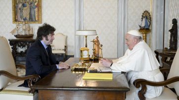 Francisco-Milei: encuentro distentido, con regalos y una invitación reiterada