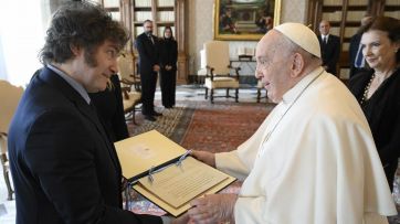 Francisco-Milei: encuentro distentido, con regalos y una invitación reiterada