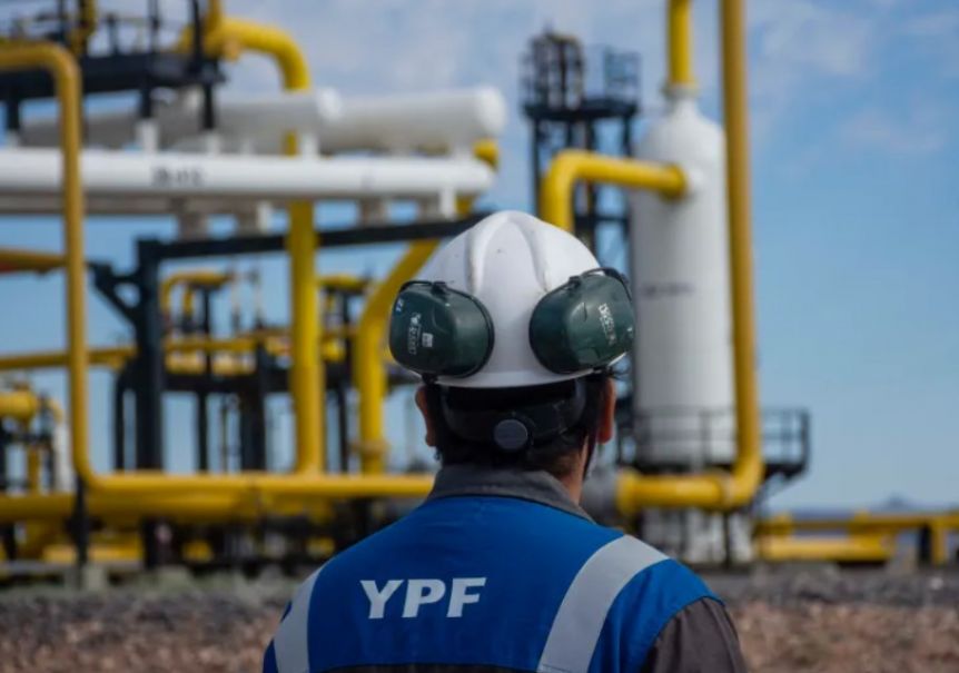 El directorio de YPF aprobó la venta de pozos maduros: el impacto en la región