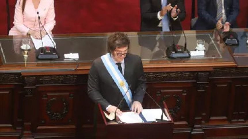 Atril, banda y bastón: Aplausos sobre abucheos