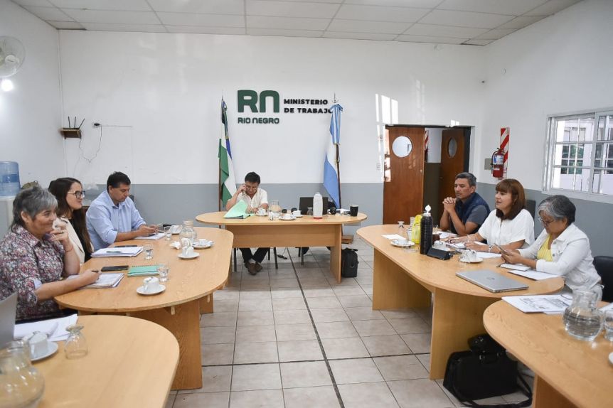 Provincia puso fecha al pago del bono de 60 mil a los docentes y vuelve a llamar a paritarias
