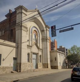 Una mujer entró llorando a una Iglesia en plena misa y abandonó a su bebé