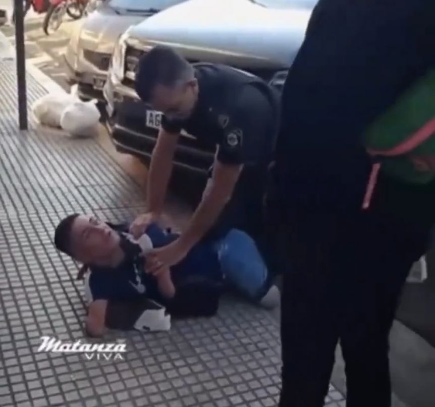 Un agente de la Policía detuvo a un hombre sin manos ni piernas que vendía medias