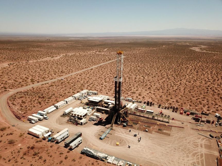Analizan asfaltar las rutas de Vaca Muerta con residuos petroleros